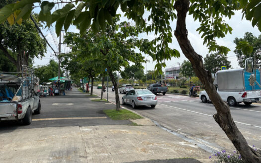 ที่ดินติดถนน เข้า-ออกสะดวก ใกล้ MRT บางแค เหมาะทั้งลงทุนและดำเนินธุรกิจระยะยาว