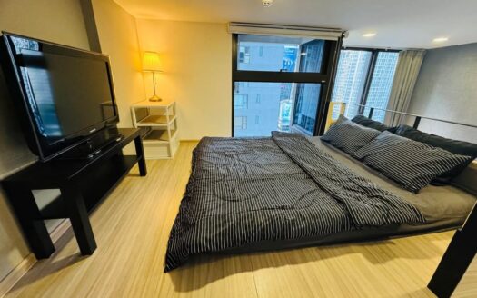 ห้อง Loft เพดานสูง Chewathai Residence Asoke | ใกล้ MRT พระราม 9 | ห้อง Duplex หรูหรา อยู่สบาย | ลากกระเป๋าเข้ามาได้เลย
