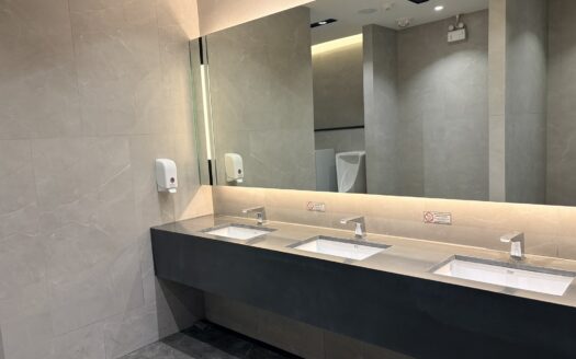 Premium Office Space ดีไซน์ Modern Workspace พร้อมเฟอร์นิเจอร์ครบ ใกล้ MRT คลองเตย เพียงไม่กี่ก้าว